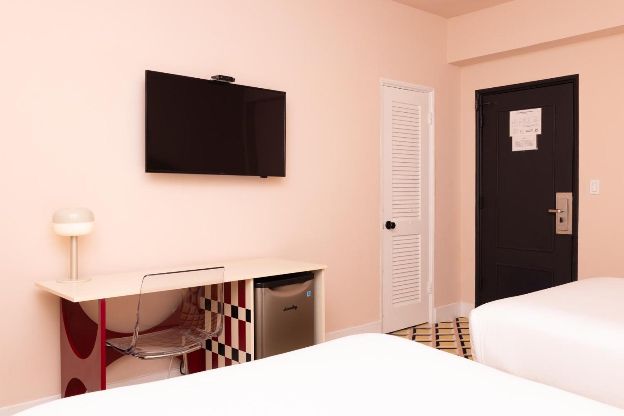 Crest Hotel Suites — Bilder 1