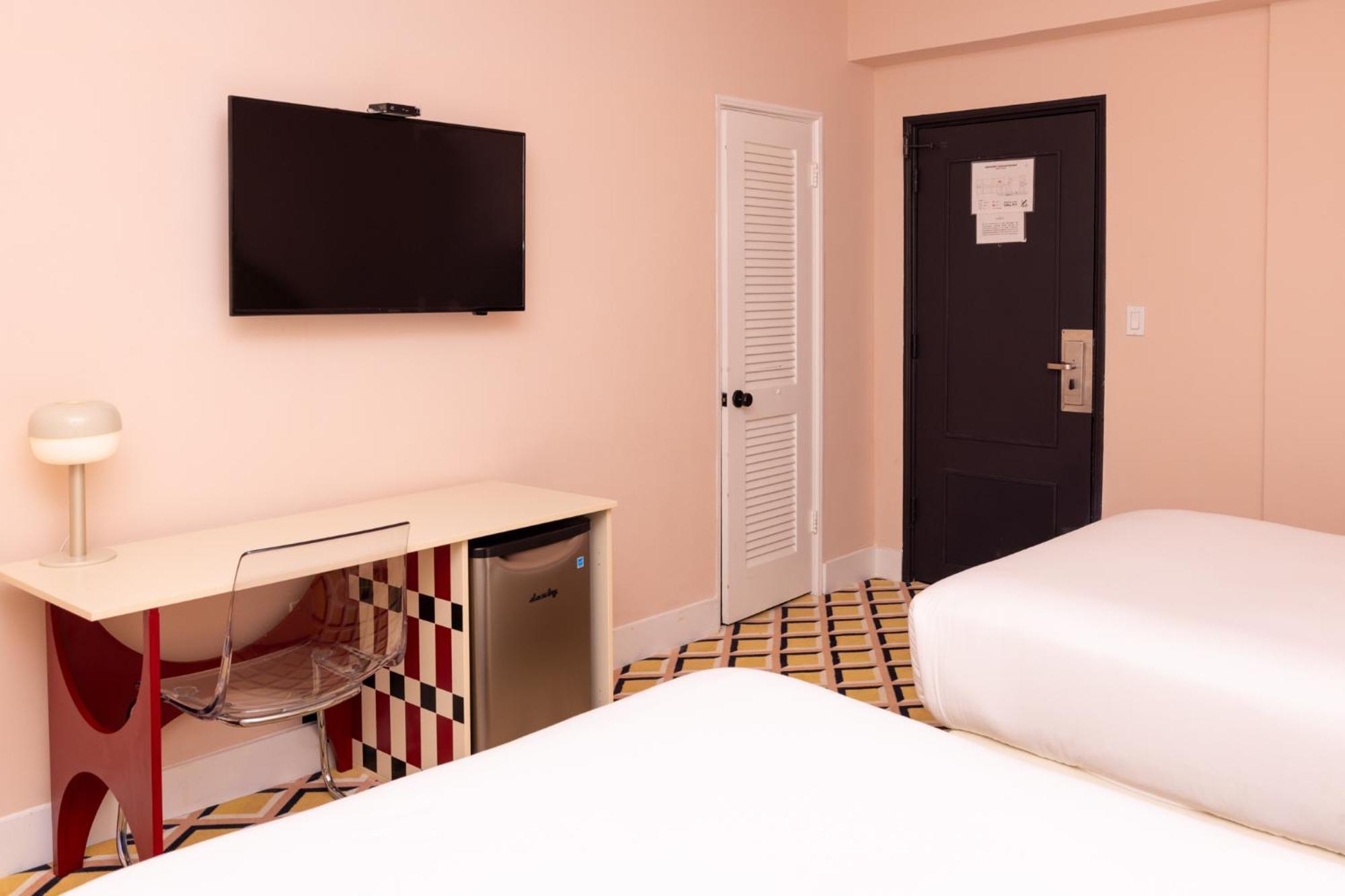 Crest Hotel Suites — Bilder 2